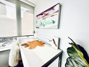 2BR Luxury Condo with pool in Vancouver - next to Rogers Arena and 3 minute walk to BC Place - the official FIFA venue