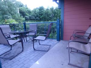 Lodge style getaway 50 miles from NYC patio 207