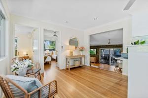 3BR Tropical Retreat Steps to Holloways Beach