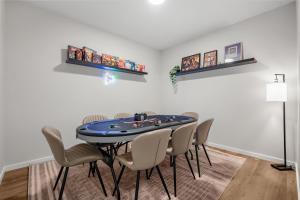 Sleeps 12, pool table, poker room, 2 living rooms
