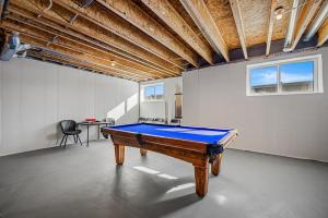 Sleeps 12, pool table, poker room, 2 living rooms