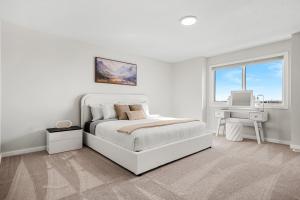Sleeps 12, pool table, poker room, 2 living rooms