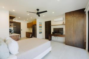 Modern Top Floor Studio 2 Blocks from Santa Cruz Beach