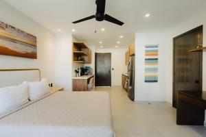 Modern Top Floor Studio 2 Blocks from Santa Cruz Beach