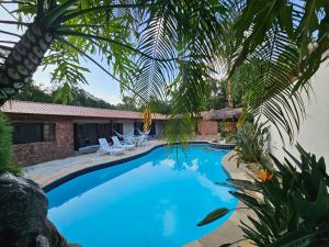 Casa Enorme em condominio, 4 suites, piscina com cascata, cozinha gourmet com churrasueira e fundo com pier no rio para práticas aquaticas