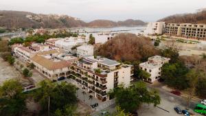 Executive Top Floor Suite 2 Blocks from Santa Cruz Beach