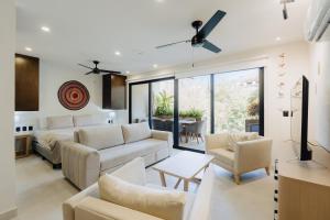 Executive Top Floor Suite 2 Blocks from Santa Cruz Beach