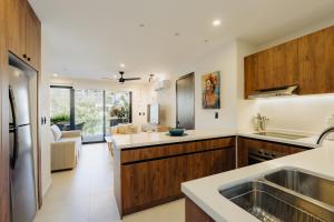 Executive Top Floor Suite 2 Blocks from Santa Cruz Beach