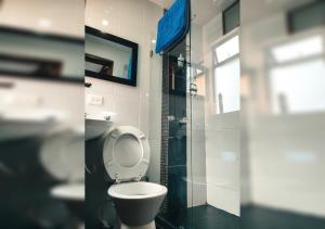 HABITACIÓN AMPLIA y CÓMODA CON BAÑO PRIVADO