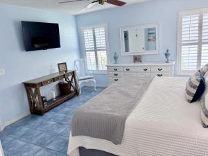 Heart of The Villages, Near Sumter Landing! 2BR-2BA New Golf Cart-Guest IDs included!