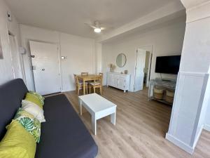 Coqueto y luminoso apartamento con piscina