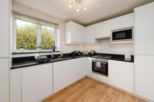 Stylish 2Bed Flat-Free Parking & Bay and City Access
