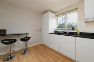 Stylish 2Bed Flat-Free Parking & Bay and City Access