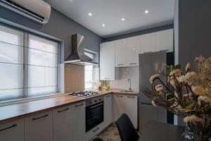 Stylish Designer 2BR Apartment by Dambovitei