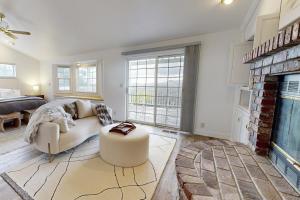 Whispering Oaks Estate w Pool & View in Murphys