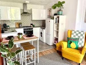 Quiet 1 Bed with Garden Views Near Leith & City Centre