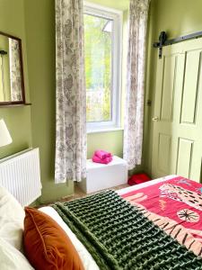 Quiet 1 Bed with Garden Views Near Leith & City Centre