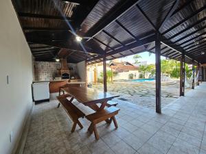 Casa Enorme em condominio, 4 suites, piscina com cascata, cozinha gourmet com churrasueira e fundo com pier no rio para práticas aquaticas