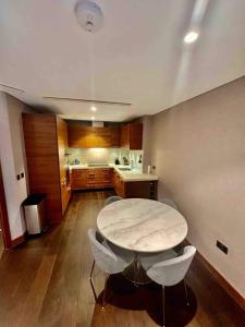2 bed flat Chelsea Bridge next to BatterSea Park