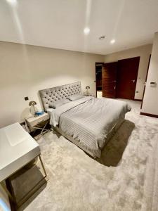 2 bed flat Chelsea Bridge next to BatterSea Park