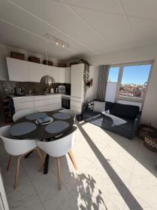 Modern Stylish Apartment Near City Centre with Parking