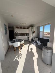 Modern Stylish Apartment Near City Centre with Parking