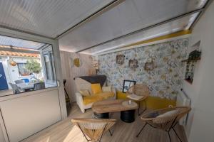 Vacation house between port and beach with garage