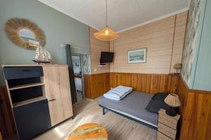 Vacation house between port and beach with garage