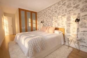 Contemplando la Catedral by apartamentoscatedralcamino