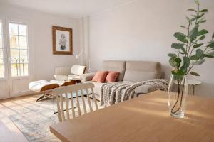 Tocando la Catedral by apartamentoscatedralcamino