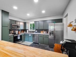 Two Entire Homes with Hot Tubs and Games Sleeps 20