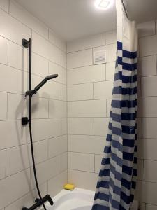 Cozy 9th floor studio with balcony and free parking