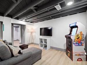 Gorgeous Remodel Game Room Sleeps 8