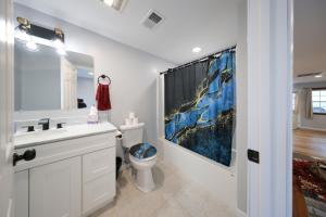 Brand-new 4BR, Sleeps 10, Treadmill, Piano, Free Boat Parking, Close to the Lake!