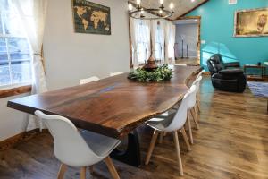 Brand-new 4BR, Sleeps 10, Treadmill, Piano, Free Boat Parking, Close to the Lake!