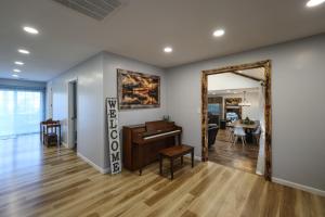 Brand-new 4BR, Sleeps 10, Treadmill, Piano, Free Boat Parking, Close to the Lake!