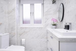 Luxe 3Bed in Hayes Near Heathrow & Elizabeth Line - Easy Access to Central London - Free Parking - Family - Contractor Stay