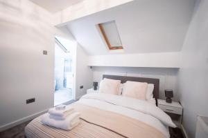 Luxe 3Bed in Hayes Near Heathrow & Elizabeth Line - Easy Access to Central London - Free Parking - Family - Contractor Stay