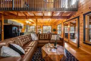 Smoky Summer Escape 3BR Cabin 15 min to Dollywood Hot tub wifi grill deck