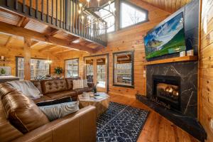 Smoky Summer Escape 3BR Cabin 15 min to Dollywood Hot tub wifi grill deck