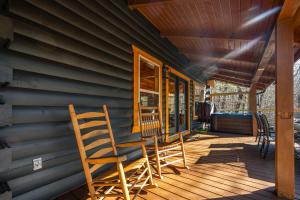 Smoky Summer Escape 3BR Cabin 15 min to Dollywood Hot tub wifi grill deck