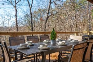 Smoky Summer Escape 3BR Cabin 15 min to Dollywood Hot tub wifi grill deck
