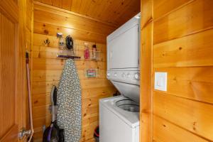 Smoky Summer Escape 3BR Cabin 15 min to Dollywood Hot tub wifi grill deck