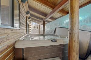 Custom Cabin - Hot Tub Near McCall & Brundage