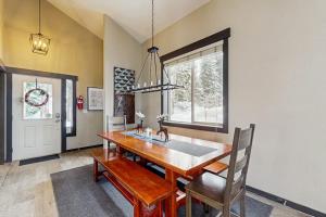 Spacious Mountain Retreat with Sauna Hot Tub & Pool