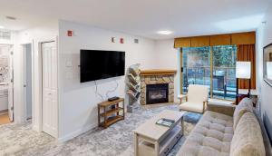 Whistler - Cascade Lodge - Village 1 Bdrm suite & Sofa bed, full Kitchen, slps 4, aircon - July1-8, 2027 Free Parking