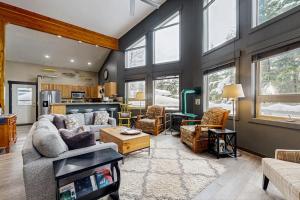 Spacious Mountain Retreat with Sauna Hot Tub & Pool