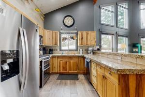 Spacious Mountain Retreat with Sauna Hot Tub & Pool