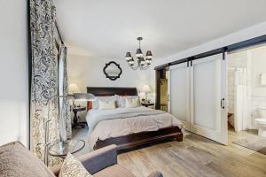 Spacious Mountain Retreat with Sauna Hot Tub & Pool