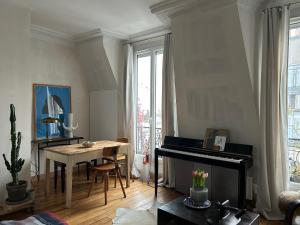 Montmartre 2-Room Apartment with a View